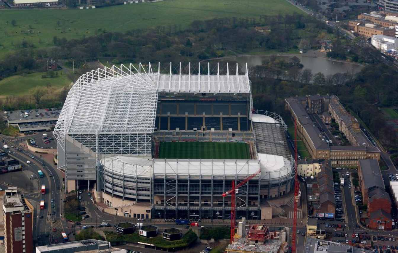  El nuevo estadio proyectado para Newcastle United F.C. podr&iacute;a recordar al Allianz Arena gracias a su envolvente luminosa y su dise&ntilde;o moderno, aunque el club todav&iacute;a analiza ampliar St James' Park.