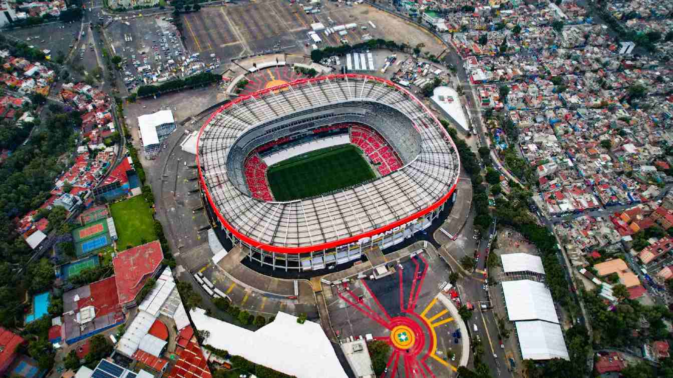 A pocos d&iacute;as de la inauguraci&oacute;n del Mundial 2026, el Estadio Azteca se ha convertido en el centro de uno de los mayores operativos de seguridad en la historia de M&eacute;xico. El evento deportivo se desarrolla en un contexto de protestas sociales, preocupaciones de ciberseguridad y una movilizaci&oacute;n masiva de fuerzas de seguridad.