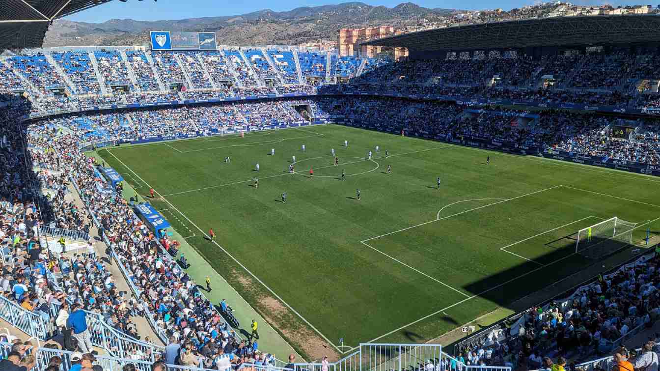 El M&aacute;laga CF dejar&aacute; La Rosaleda despu&eacute;s de casi un siglo para trasladarse a un nuevo estadio en Teatinos. El proyecto, valorado en unos 414 millones de euros, tendr&iacute;a capacidad para hasta 55.000 espectadores y funcionar&iacute;a durante todo el a&ntilde;o.
