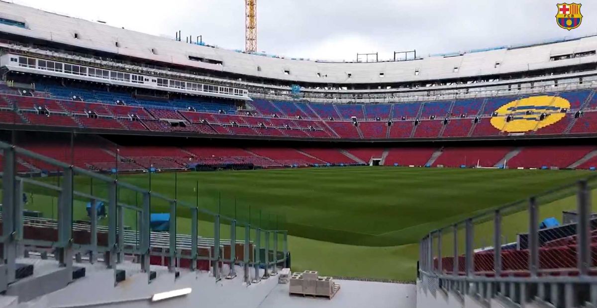 España: El Barça instala un nuevo césped en el Camp Nou